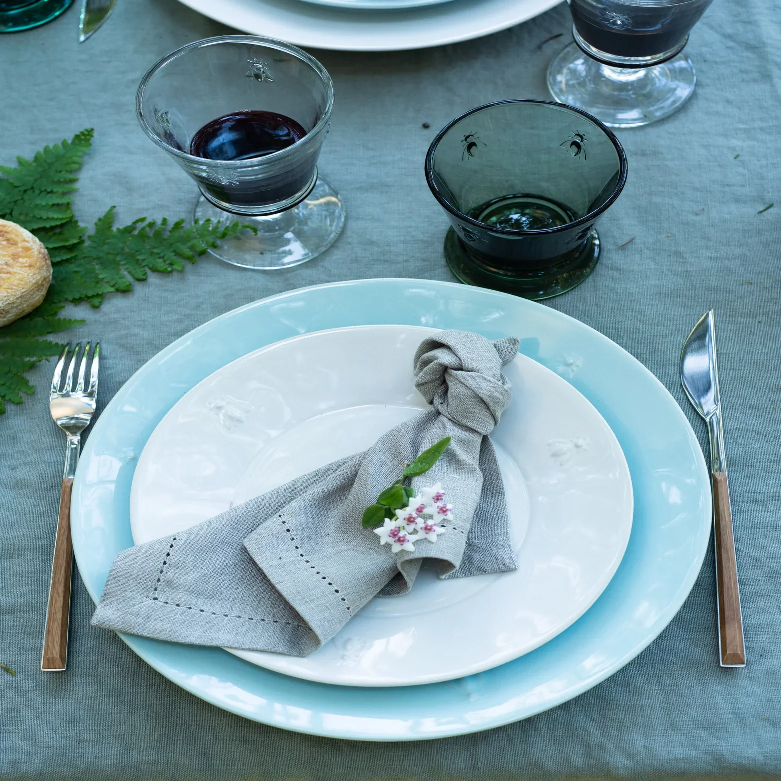 La Rochere Bee Dinner Plate Ecru - Image 2