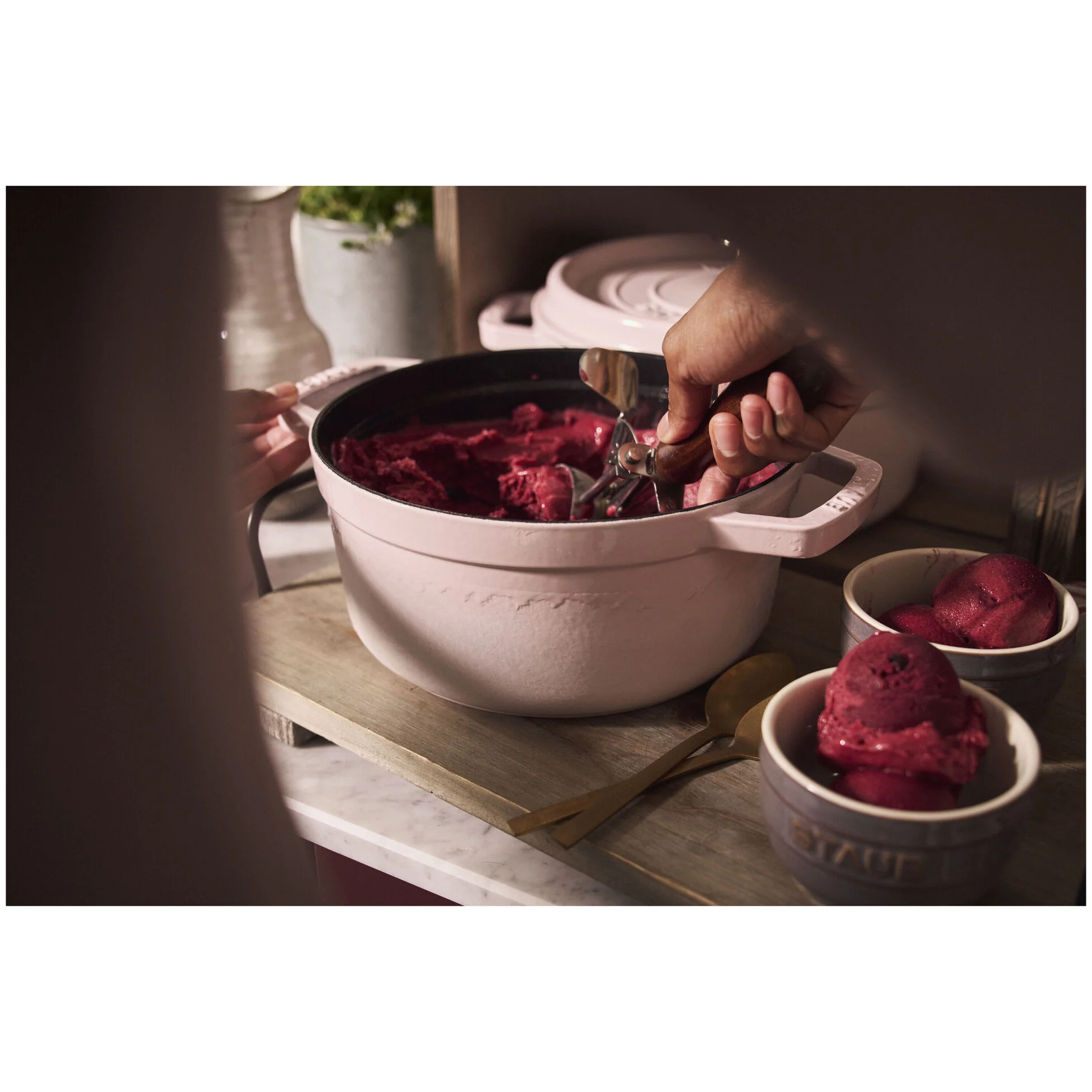 Staub Round Cocotte 2.2L/2.25-Qt Sorbet Rose - Image 8